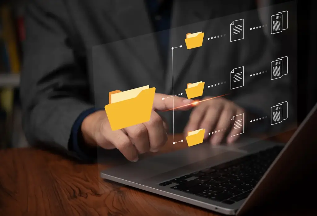 Osoba radi na laptopu uz grafički prikaz razgranate strukture mapa i filtriranih dokumenata