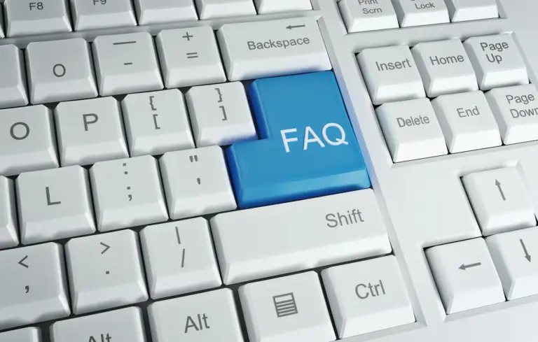 Računalna tipkovnica s tekstom FAQ na tipki Enter