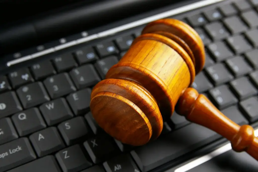 Drveni sudački čekić položen na tipkovnicu laptopa kao simbol digitalnih promjena u Sudskom registru