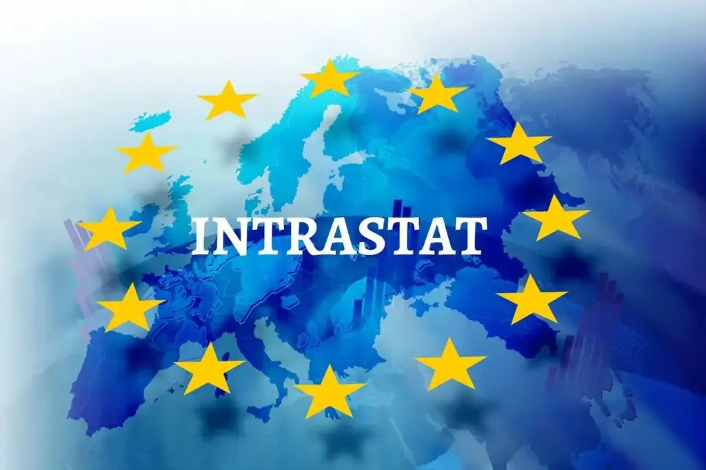 Ilustracija koja prikazuje plavu geografsku kartu Europe s istaknutim žutim zvijezdama Europske unije raspoređenim u krug te velikim bijelim natpisom INTRASTAT preko središnjeg dijela karte