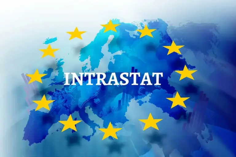 Ilustracija koja prikazuje plavu geografsku kartu Europe s istaknutim žutim zvijezdama Europske unije raspoređenim u krug te velikim bijelim natpisom INTRASTAT preko središnjeg dijela karte