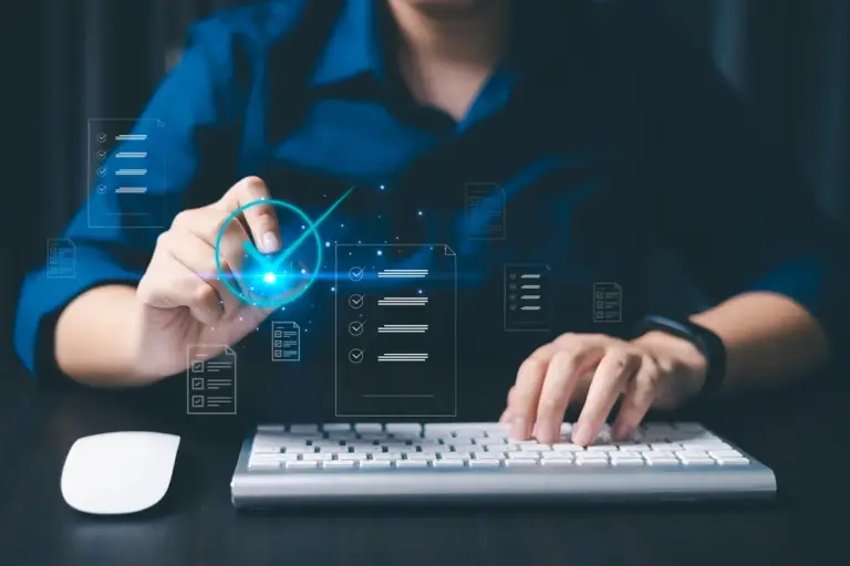 Osoba na tipkovnici vrši digitalnu provjeru i odobrenje dokumenata uz svijetliti znak kvačice na zaslonu