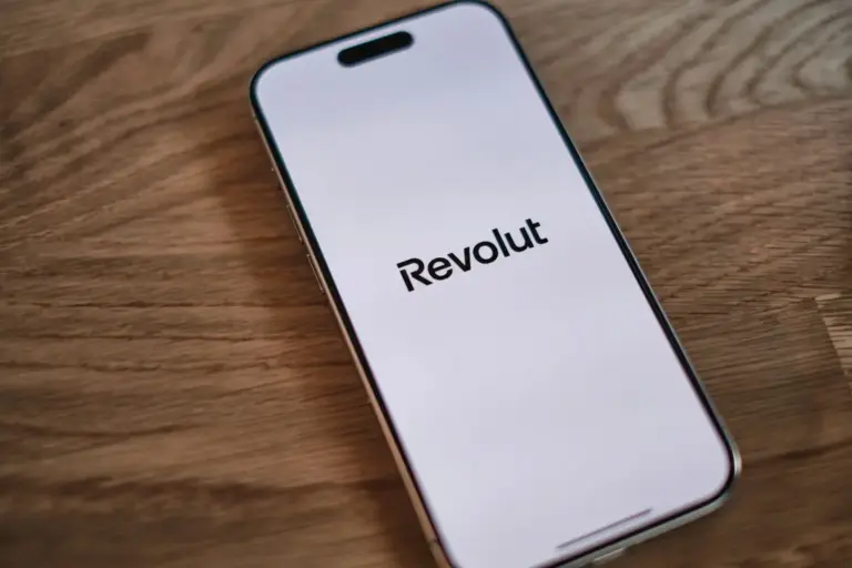 Pametni telefon s Revolut aplikacijom na drvenoj površini